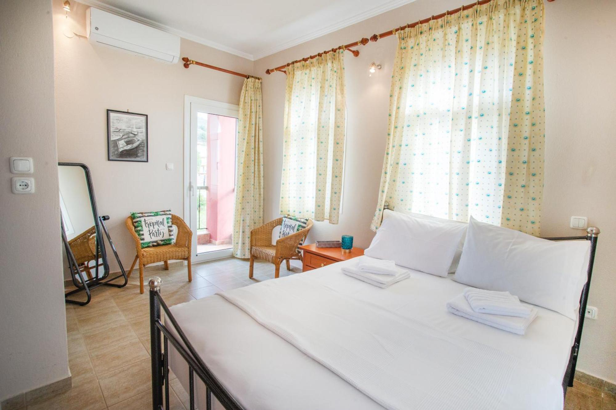 Private 6-Bdrm Villa With Garden 150M To Beach Paradisos Exterior photo