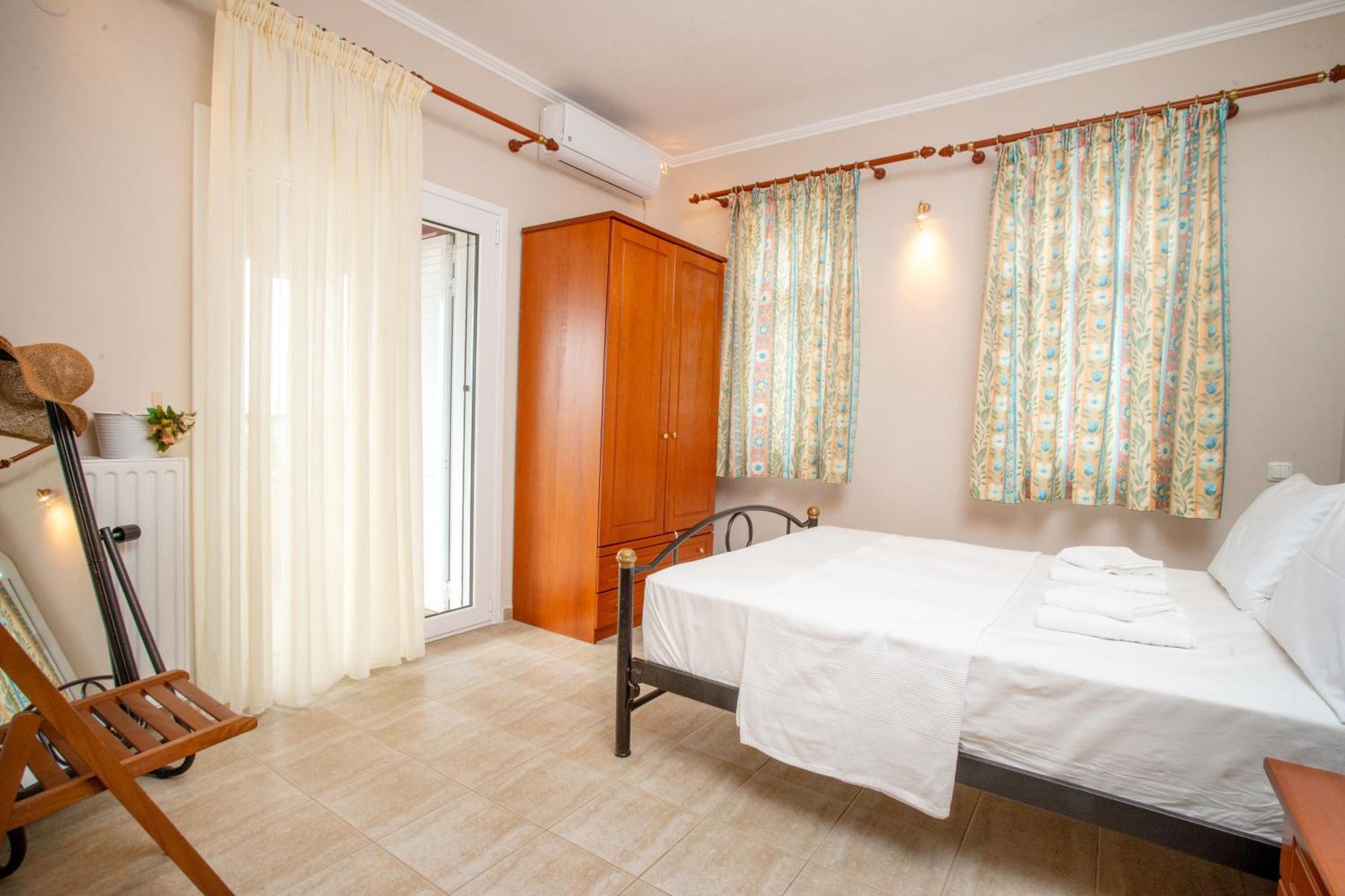 Private 6-Bdrm Villa With Garden 150M To Beach Paradisos Exterior photo